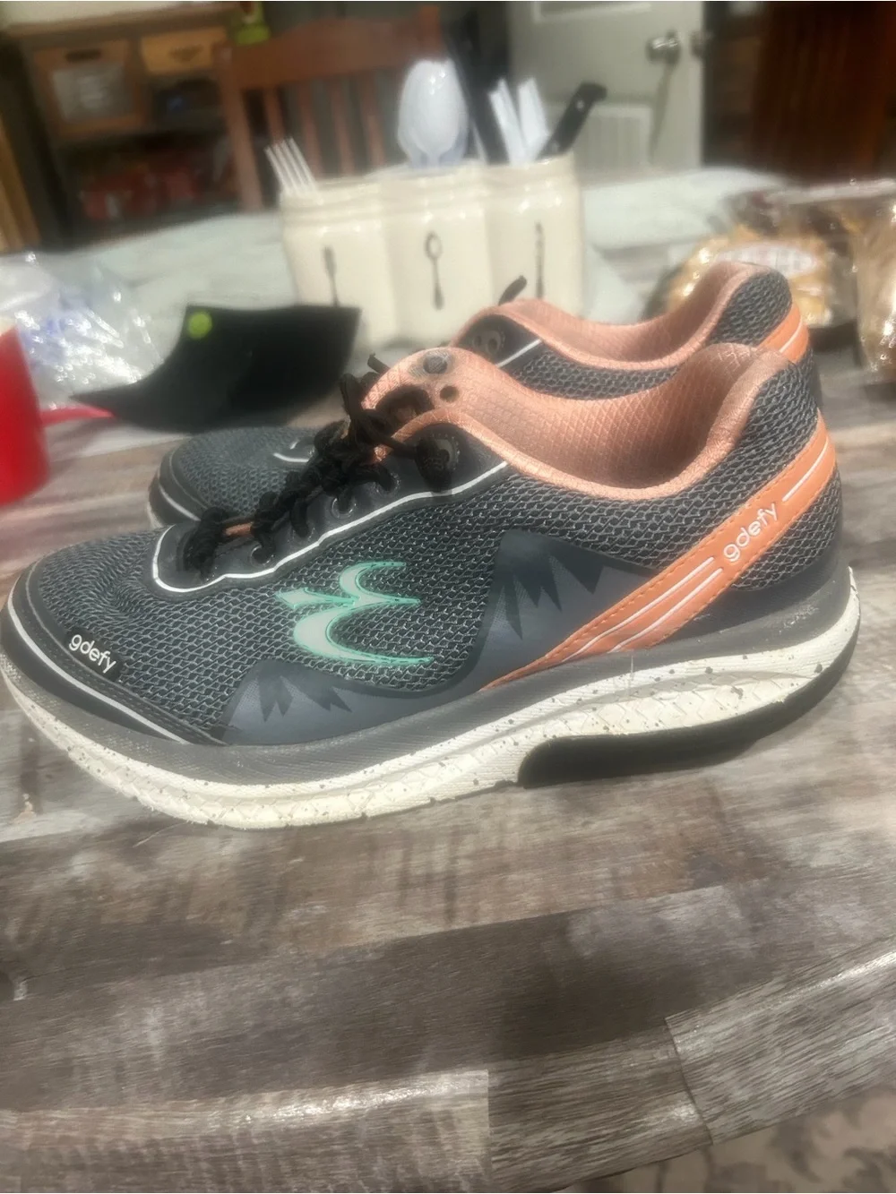 Women's size 11 siGravty Defy Mighty walk sneakers